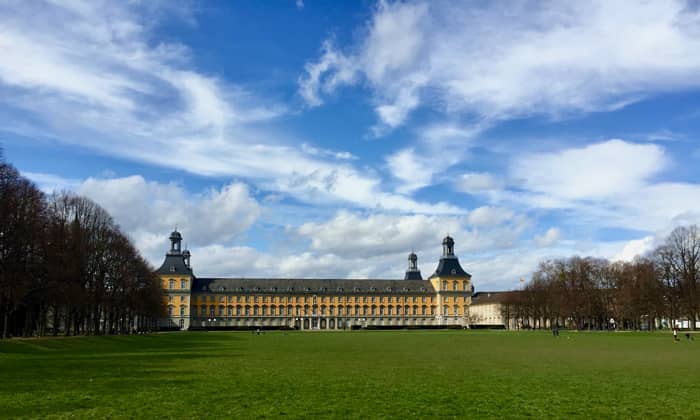 Universitäts Haupgebäude Hofgarten